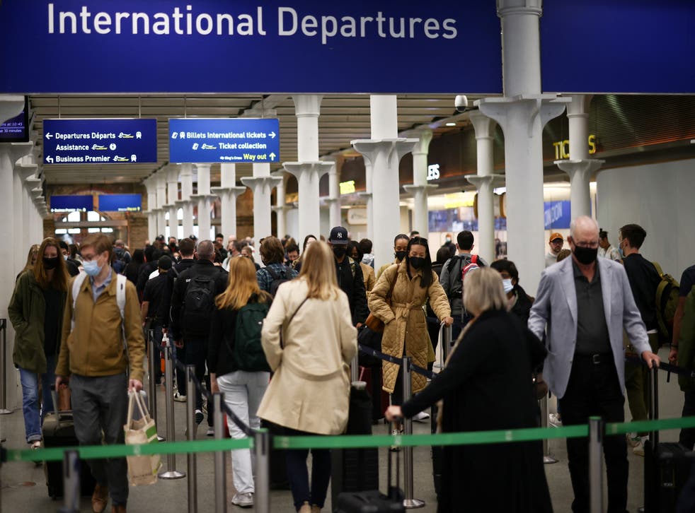 <p>Passengers queue to check in for the Eurostar international rail service</s>