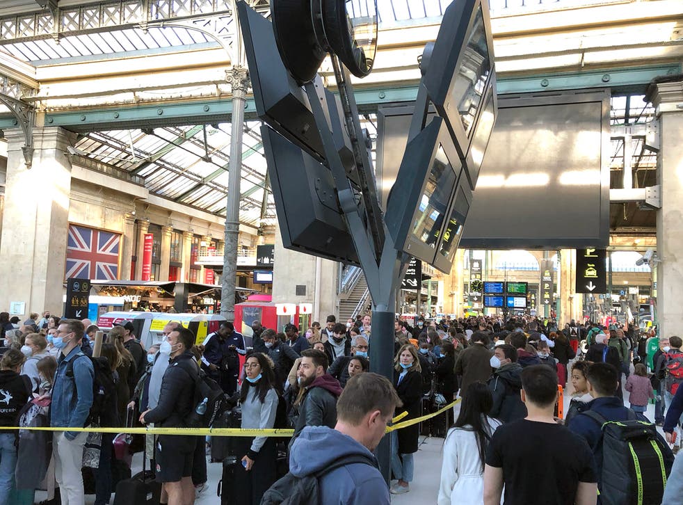 <p>Passengers queueing for the Eurostar </s>