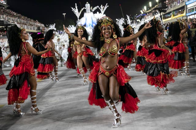 A performer from the Salgueiro samba school parades during Carnival celebrations at the Sambadrome in Rio de Janeiro, ブラジル