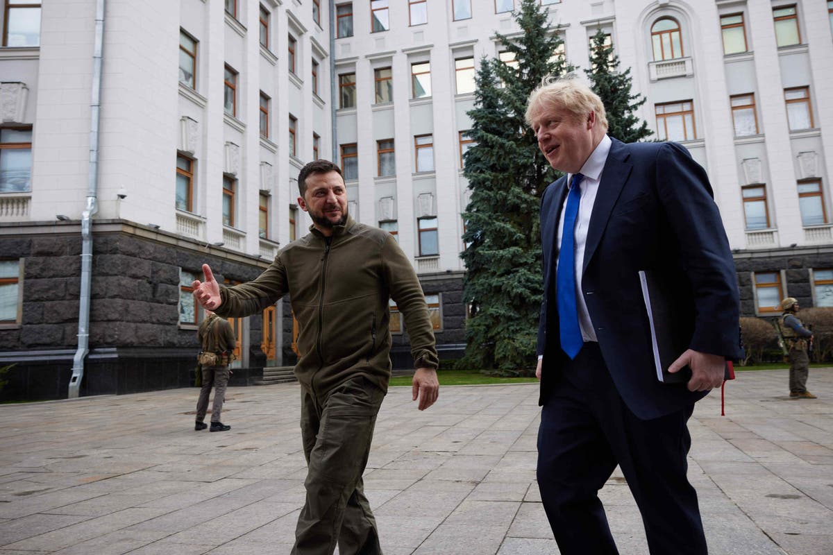President Zelensky thanks UK for training Ukrainian military on home soil
