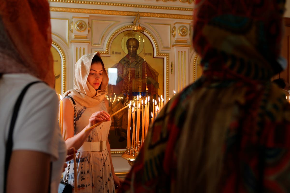In shadow of war, ロシア人, Ukrainians mark Easter in UAE