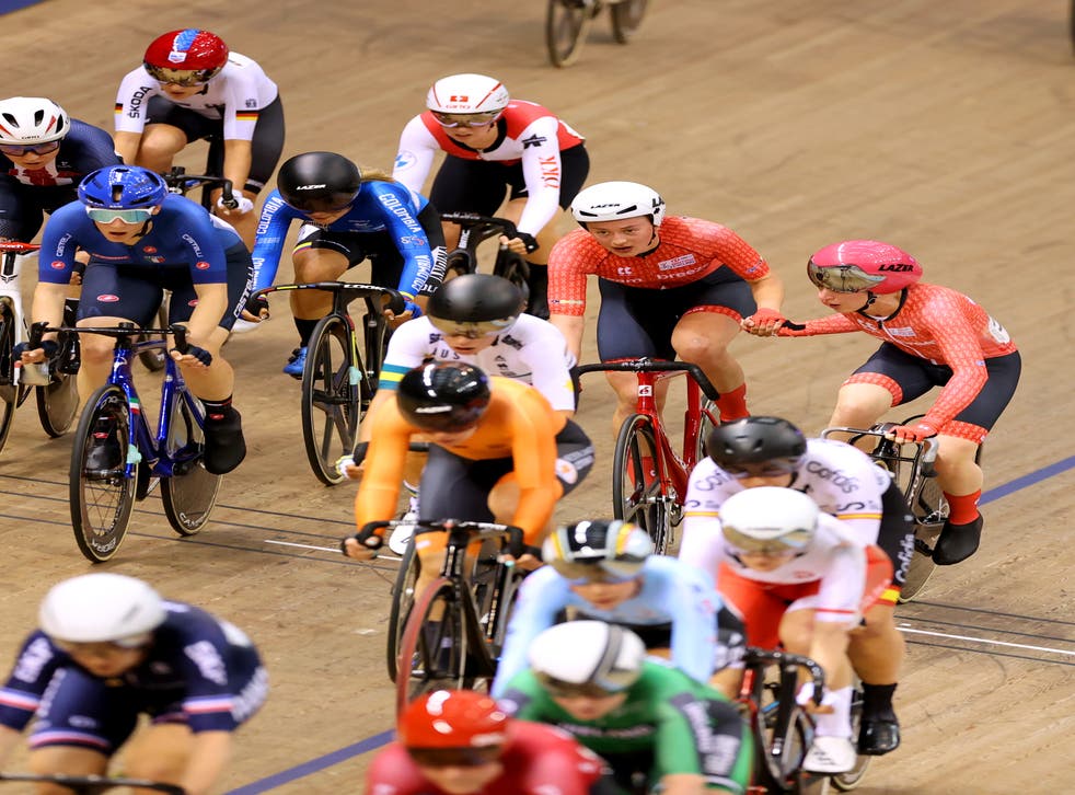 Maddie Leech and Laura Kenny (back right) in action during the Madison on day four of the UCI Track Nations Cup in Glasgow (スティーブウェルシュ/ PA)