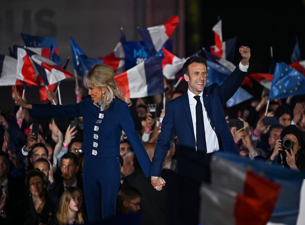 <p>Emmanuel Macron with his wife Brigitte, thanking supporters after the poll result </s>