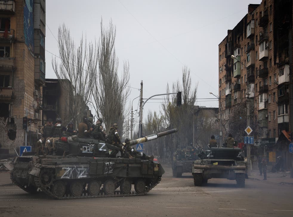 Russian military vehicles move in an area controlled by Russian-backed separatist forces in Mariupol, Oekraïne (Alexei Alexandrov/AP/PA)