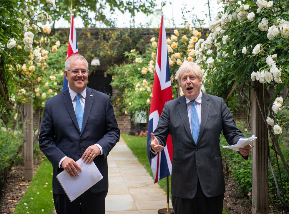 Prime Minister Boris Johnson with Australian Prime Minister Scott Morrison in the garden of 10 ダウニング街 (Dominic Lipinski/PA)