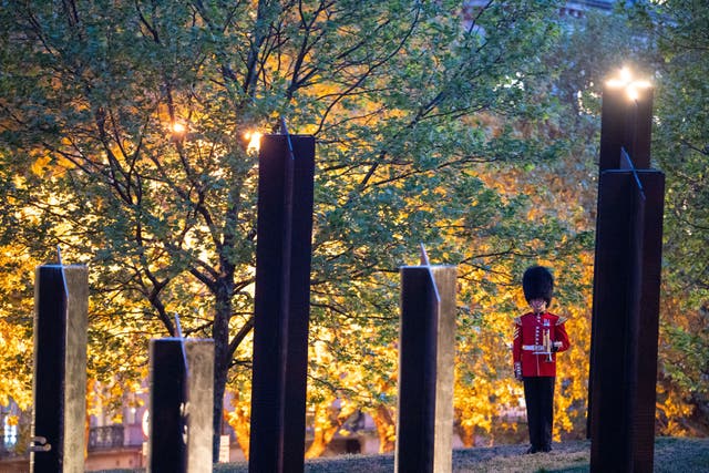 A lone Grenadier Guard during the Dawn Service commemorating Anzac Day at the New Zealand Memorial at Hyde Park Corner, Londres