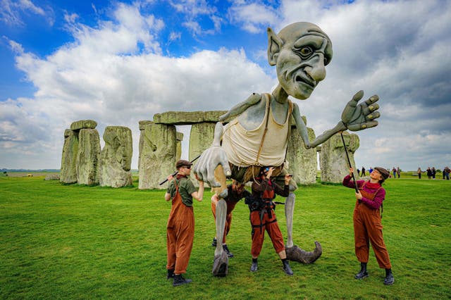 A giant puppet, controlled by four people, called Gnomus, the Caretaker of the Earth, performs at Stonehenge, near Amesbury, ウィルトシャー