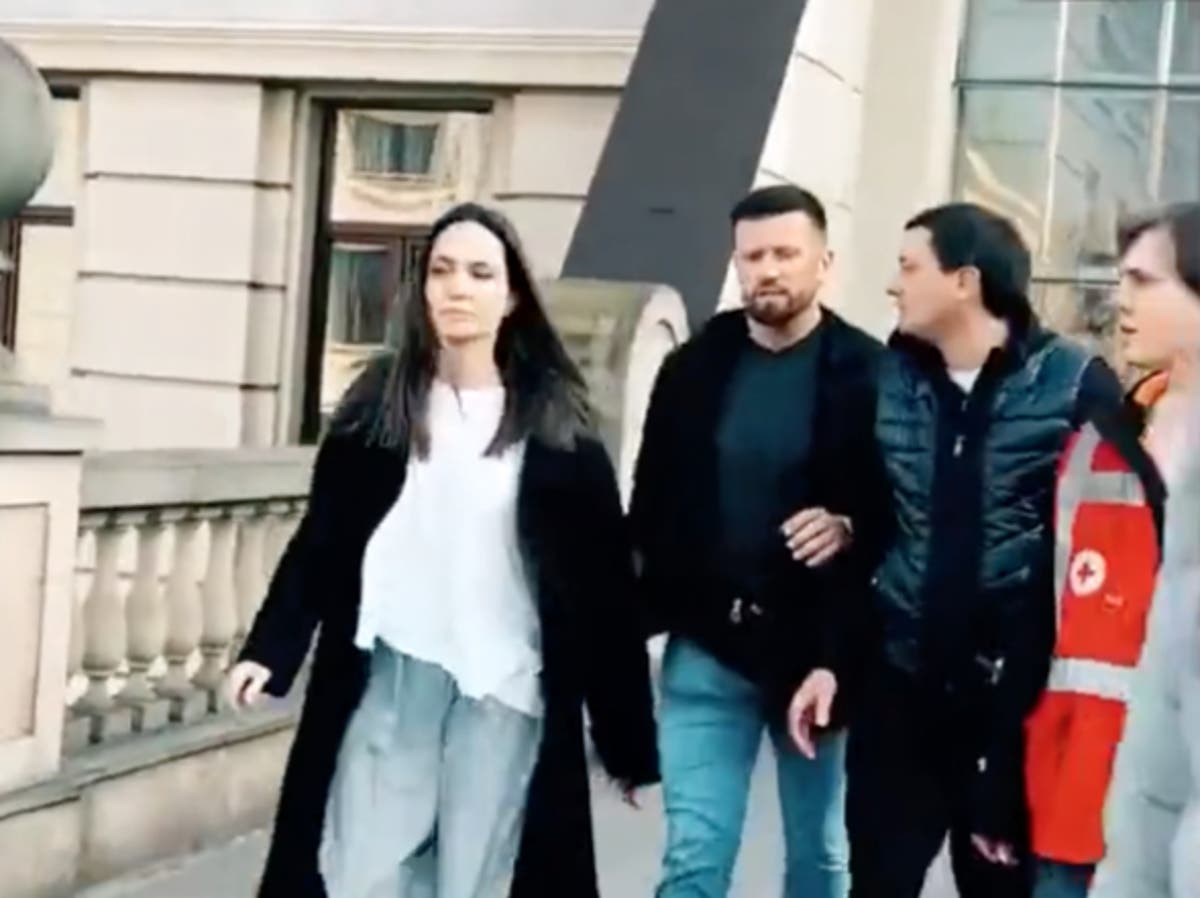 Angelina Jolie taken to safety amid air-raid siren in Lviv, Oekraïne