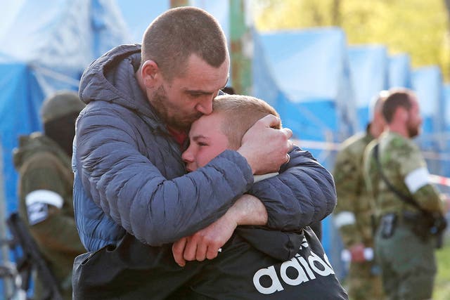 Azovstal steel plant employee Maxim, last name withheld, evacuated from Mariupol, hugs his son Matvey, who had earlier left the city with his relatives, as they meet at a temporary accommodation centre during Ukraine-Russia conflict in the village of Bezimenne in the Donetsk Region, Ucrânia
