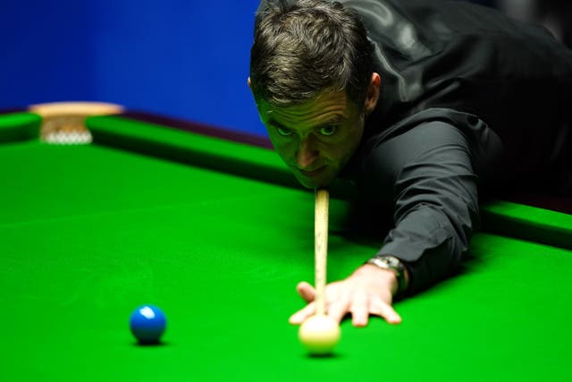 England’s Ronnie O’Sullivan in action against England’s Judd Trump during day sixteen of the Betfred World Snooker Championship at The Crucible, 谢菲尔德