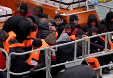 Mer enn 250 people detected in small boats after break in Channel crossings