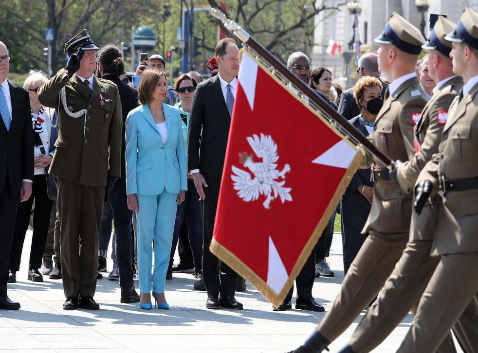 <p>Nancy Pelosi attends a wreath laying ceremony at the Tomb of the Unknown Soldier, at Marshal Jozef Pilsudski Square in Warsaw, Polen, på 2 May 2022</s>