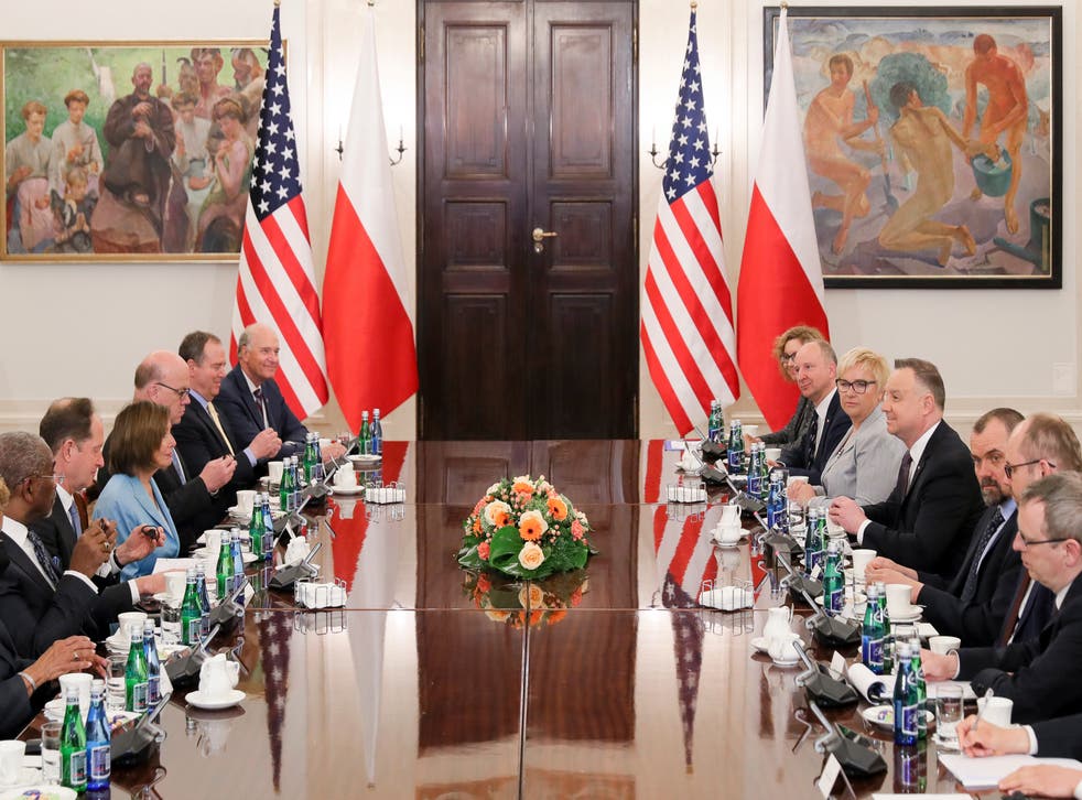 <p>Nancy Pelosi, 3rd from left, and Poland's President Andrzej Duda, 4th from right, meet for talks in Warsaw, Polen, mandag, Kan 2, 2022</psgt;