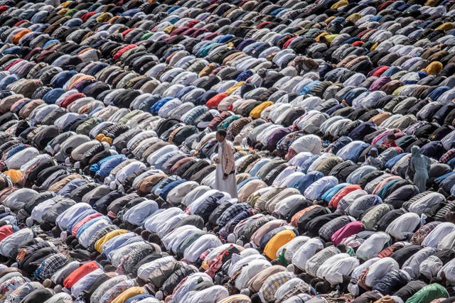 Muslim worshippers pray during the Eid al-Fitr morning prayer sermon at a football stadium in Addis Ababa, Ethiopie, as Muslims across the globe mark the end of the Holy month of Ramadan