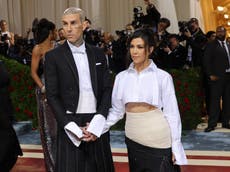 Kourtney Kardashian and Travis Barker wear matching skirts to 2022 avec Gala