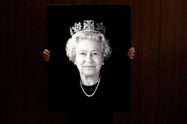 Rob Munday, creator of the first officially commissioned 3D/holographic portrait of Queen Elizabeth II in 2004, unveils a previously unseen portrait of the monarch to celebrate the Platinum Jubilee, em Londres. The new portrait is named ‘Platinum Queen: Felicity’ and is dedicated to the 20 years of friendship between The Queen and her personal assistant and close friend Miss Angela Kelly
