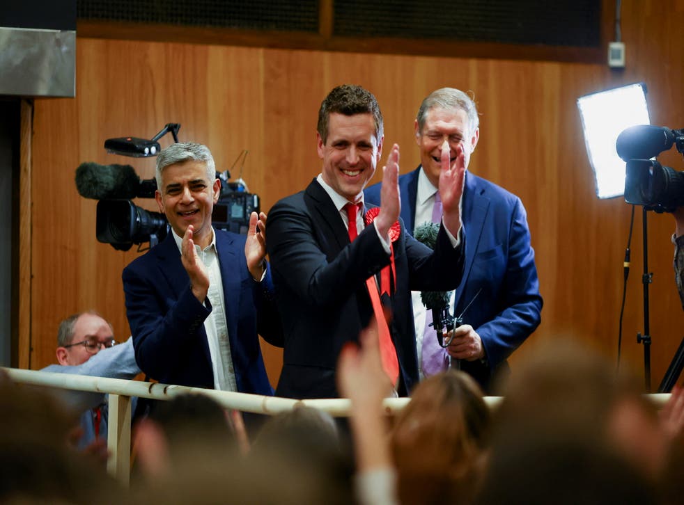 <p>London Mayor Sadiq Khan and new leader of Wandsworth Council Simon Hogg celebrate after the Labour gain of Wandsworth council during local elections, at Wandsworth Town Hall, Londres, Bretagne 6 May 2022&ltp/p>