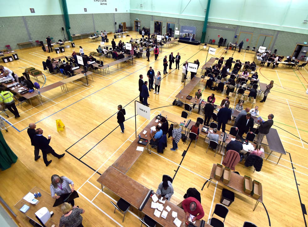Count volunteers sort ballot papers at the Basildon Sporting Village, in Basildon, エセックス (Nicholas T Ansell/PA)