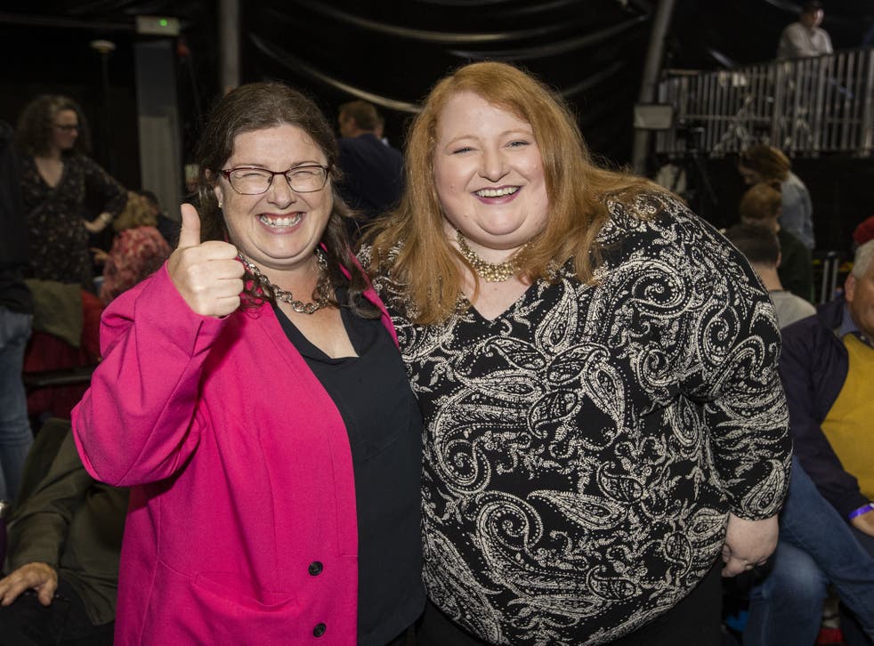 Kellie Armstrong (la gauche) celebrates with party leader Naomi Long (Liam McBurney/PA)