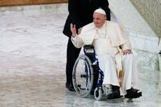 le pape, hobbled by knee problem, looks forward to S Sudan trip