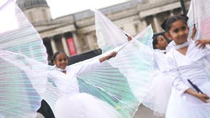 Girls from Grace and Poise, the world’s first Muslim ballet school, perform during the Eid in the Square festival in Trafalgar Square, Londres