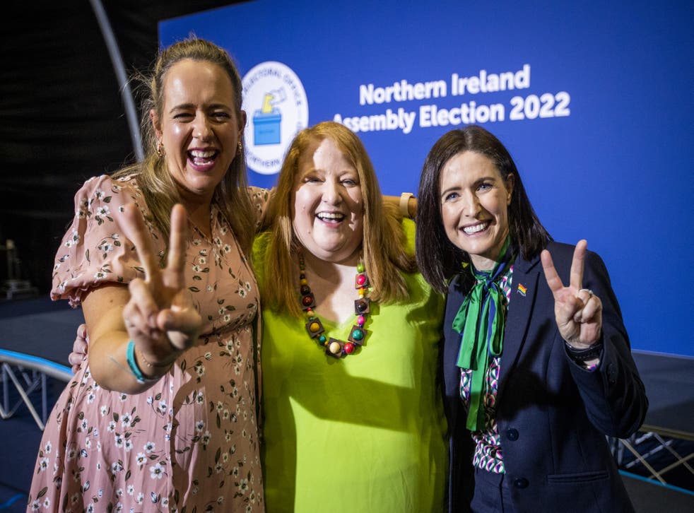 <p>Alliance leader Naomi Long (Centro) with elected candidates Kate Nicholl (deixou) and Paula Bradshaw&ltp/p>