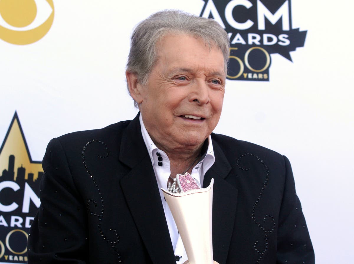 Mickey Gilley, who helped inspire 'Urban Cowboy,' dies at 86