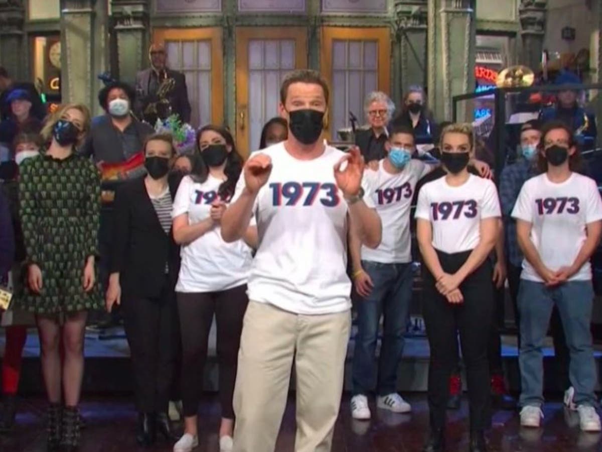 Benedict Cumberbatch and Arcade Fire wear T-shirts referencing Roe vs Wade on SNL
