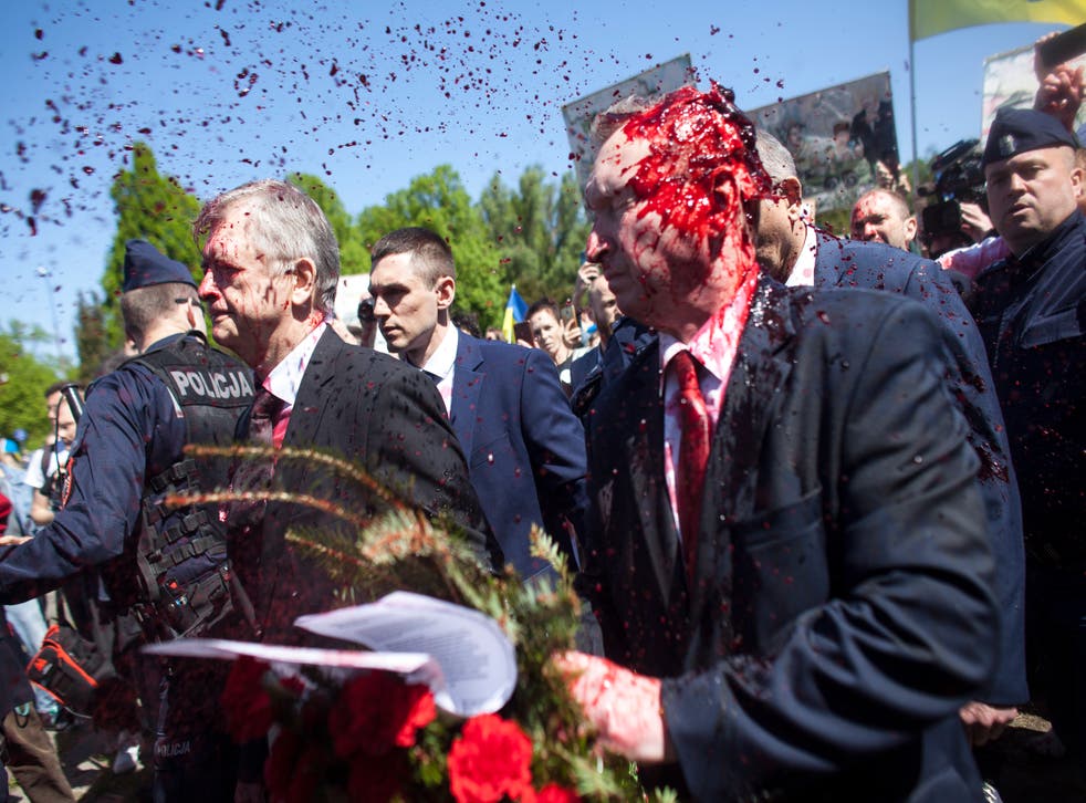 <p>Sergey Andreev covered in red paint </磷>