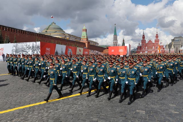 Russian service members march during a parade on Victory Day, which marks the 77th anniversary of the victory over Nazi Germany in World War Two, in Red Square in central Moscow, ロシア