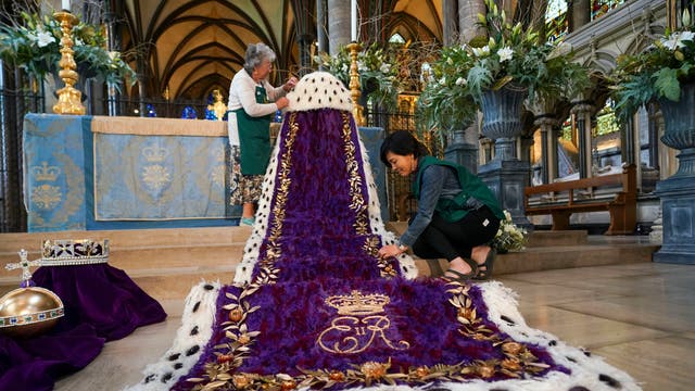 Linda Bainbridge (左) and Miyuki Griffin putting the finishing touches to The Crown, Orb and Sceptre exhibit as part of A Festival of Flowers' at Salisbury Cathedral. Hundreds of flower arrangers will be mounting 127 individual exhibits throughout the cathedral in honour of the Queen's Platinum Jubilee