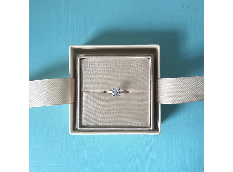 <p>The ring comes packaged in a delicate box  </p>