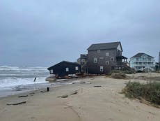  Beach house collapses into the waves in North Carolina