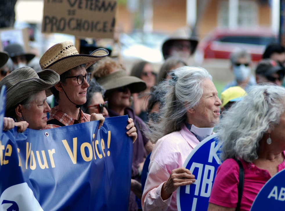 <p>Pro-choice protesters rally outside a federal courthouse in Santa Fe, New Mexico, aan 3 Mei<blp>
