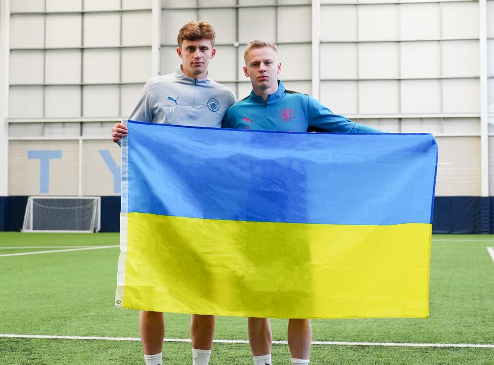 Zinchenko (Ikke sant) also fixed up for friend and fellow player Andrii Kravchuk (venstre) to train with City (Manchester City)