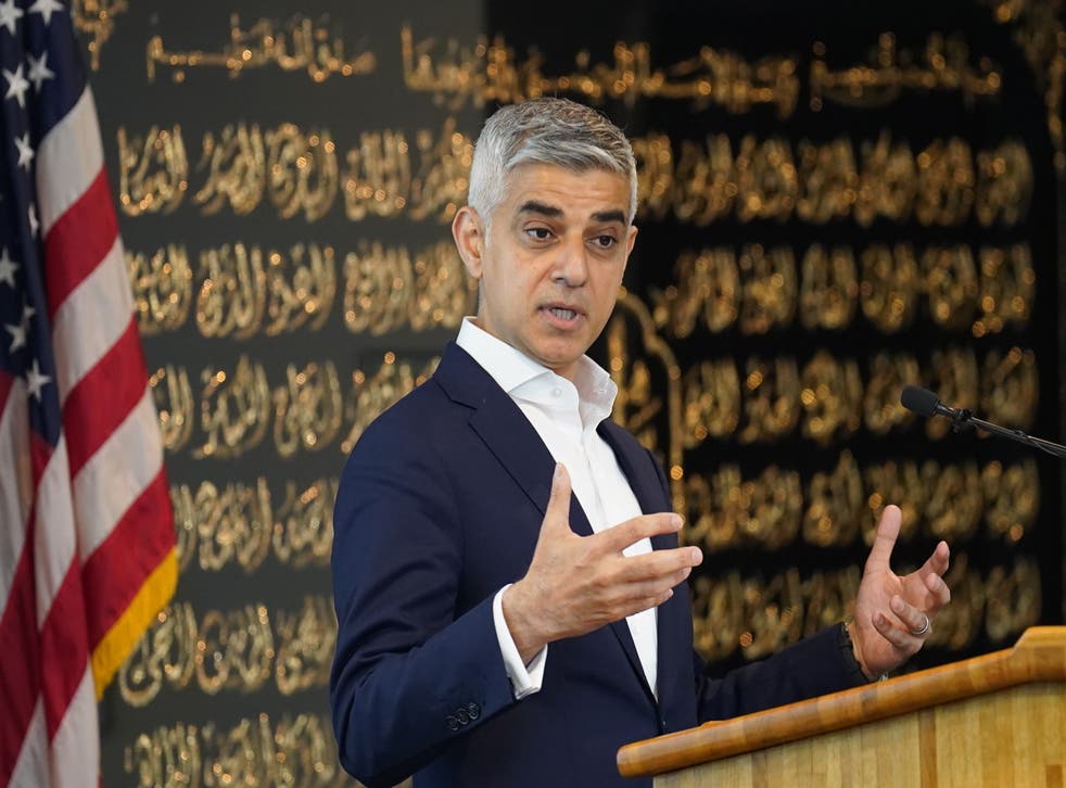 Mr Khan also visited the Islamic Centre of Southern California in Los Angeles (斯蒂芬·卢梭/PA)
