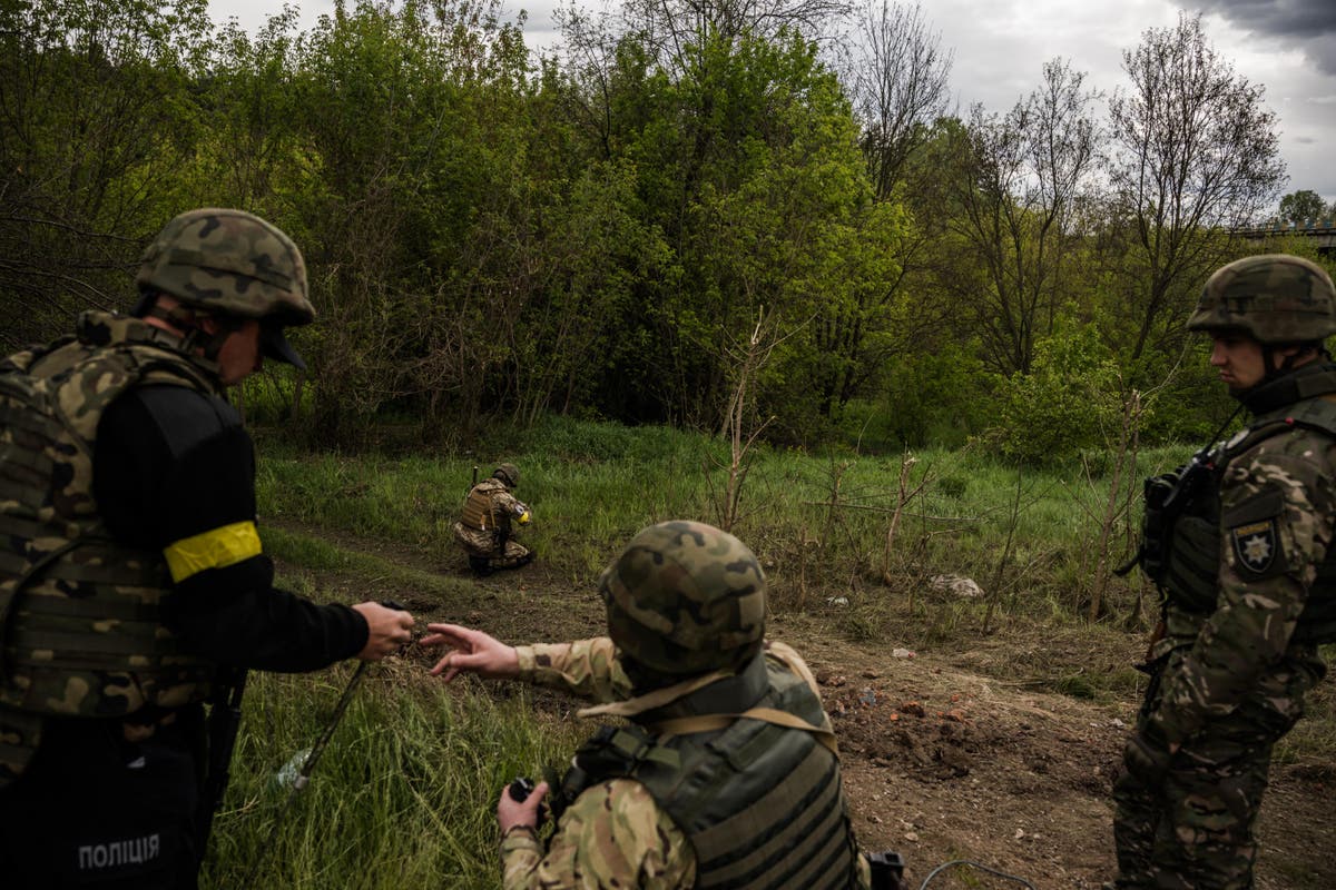 ‘Look for wires at your feet’: In die Oekraïne, investigators seek evidence of war crimes
