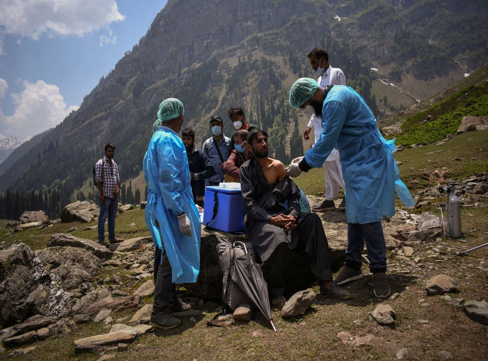 <p>A healthcare worker administers a dose of CoviShield vaccine to a shepherd during a vaccination drive in Lidderwat, in Kashmir's Anantnag district on 10 Junie 2021 <blp>