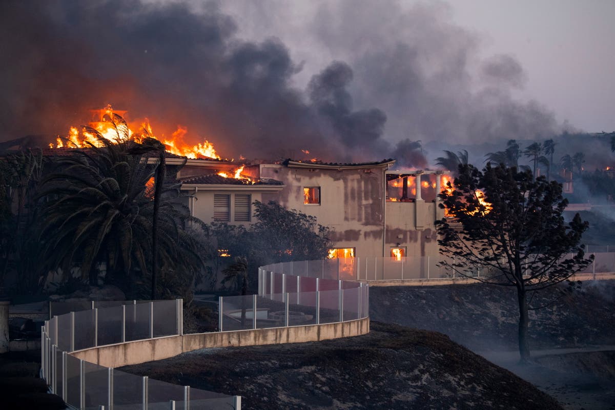 Wildfire destroys 20 homes in Laguna Beach area amid mandatory evacuations
