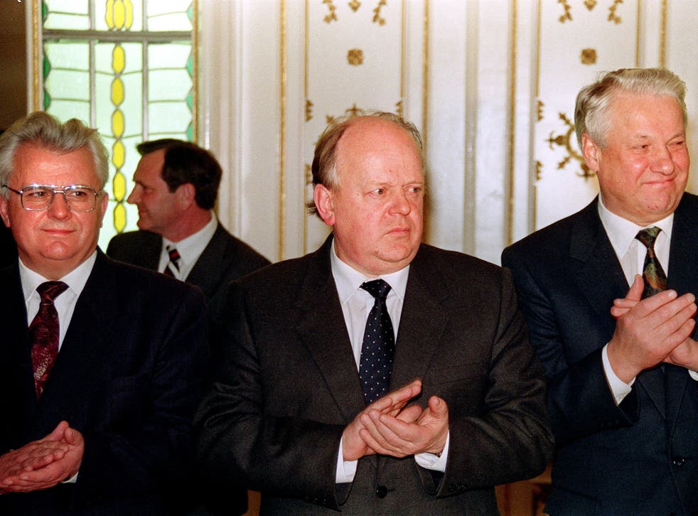<p>Kravchuk (deixou) with Stanislav Shushkevich (Centro) and Boris Yeltsin (direito) dentro 19p1 </p>