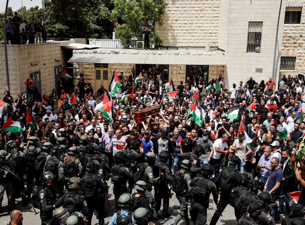 <p>Mourners carry the coffin of Abu Akleh in Jerusalem </磷>