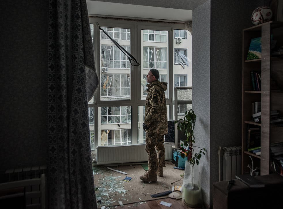 <p>Said Ismagilov, Mufti of Ukrainian Muslims and member of the territorial defense of Kyiv, at his home in an apartment in Bucha, near Kyiv</磷>