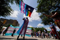 裁判官は、テキサス州がトランスジェンダーの子供たちの家族を虐待について調査することを阻止します 