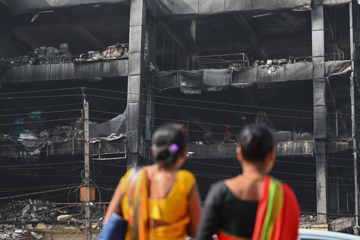 People leap from burning building as massive fire in Indian capital kills 27 pessoas