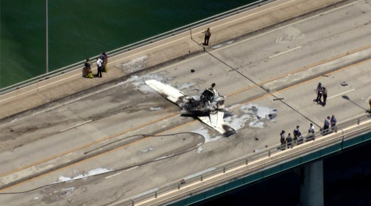 Florida bridge plane crash killed 1 on board, sê die polisie