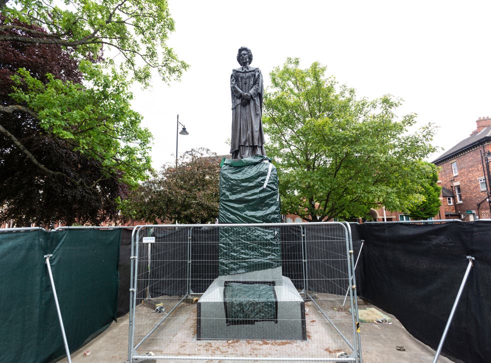 <p>Thatcher statue behind temporary fencing</bl>