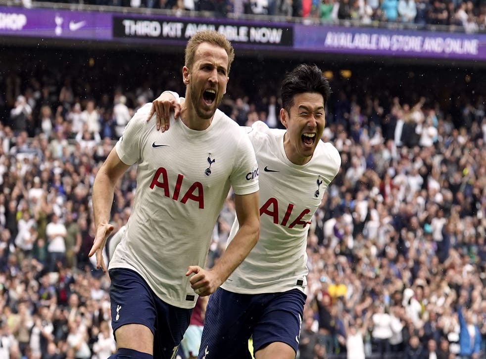 Harry Kane (deixou) celebrates his penalty against Burnley with strike partner Son Heung-min (Andrew Matthews/PA)