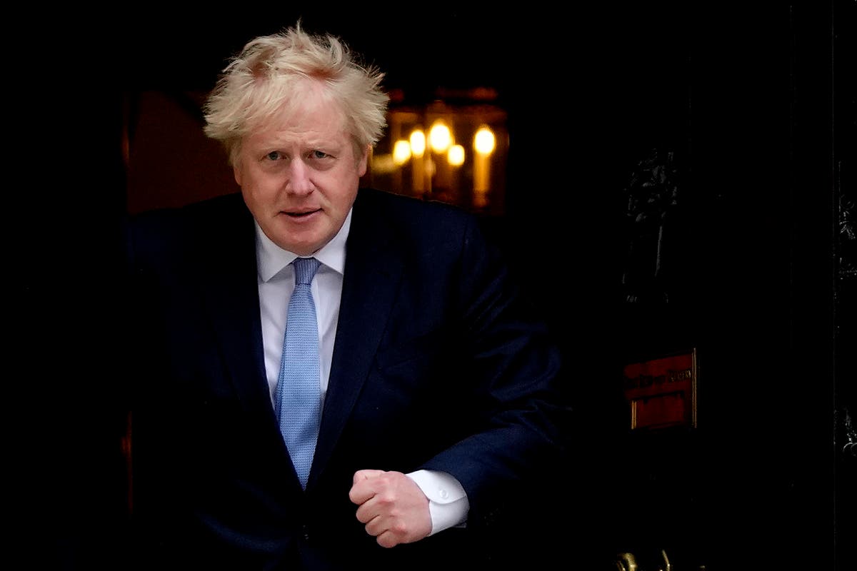 Boris Johnson booed as he arrives for NI talks - følg live