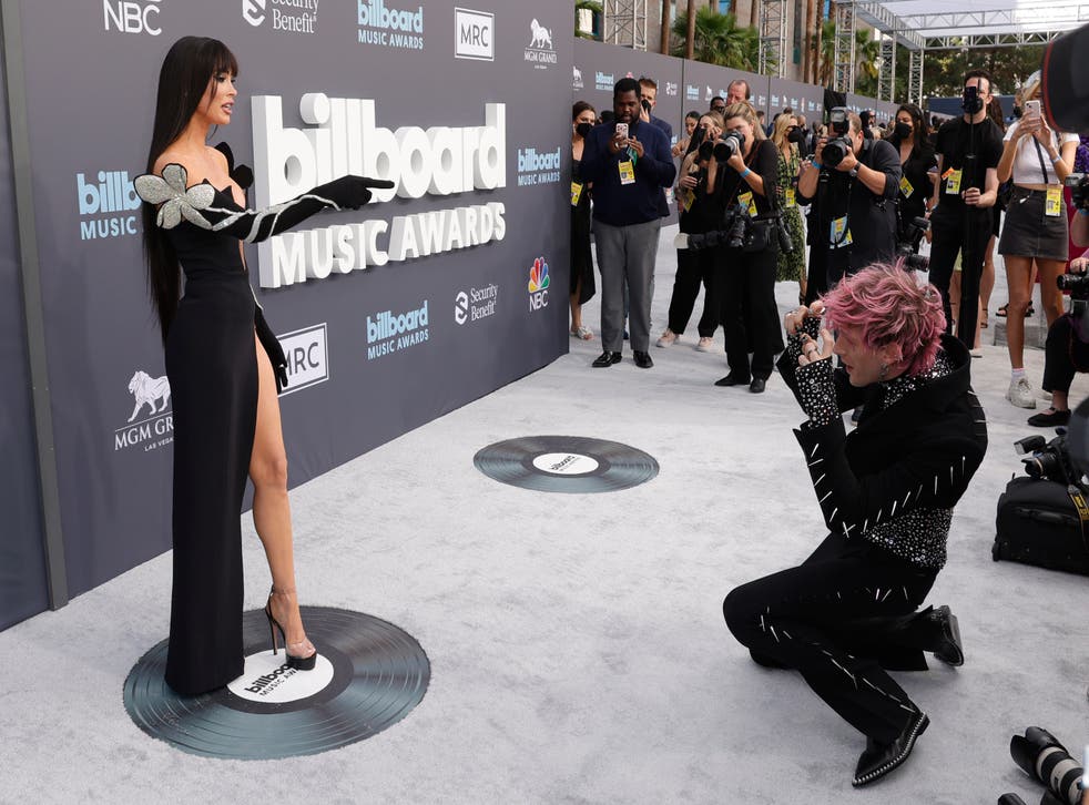 <p>MGK takes pretend photos of Megan Fox on the red carpet</bl>