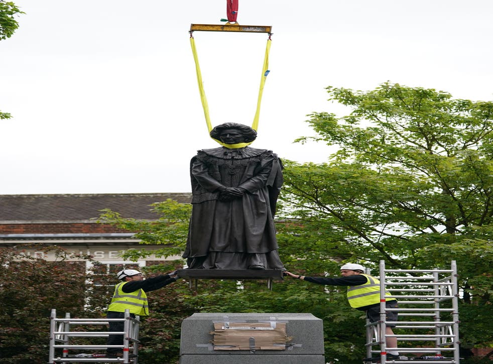 A statue of Baroness Thatcher was lowered into place on Sunday (ジョーギデンズ/ PA)